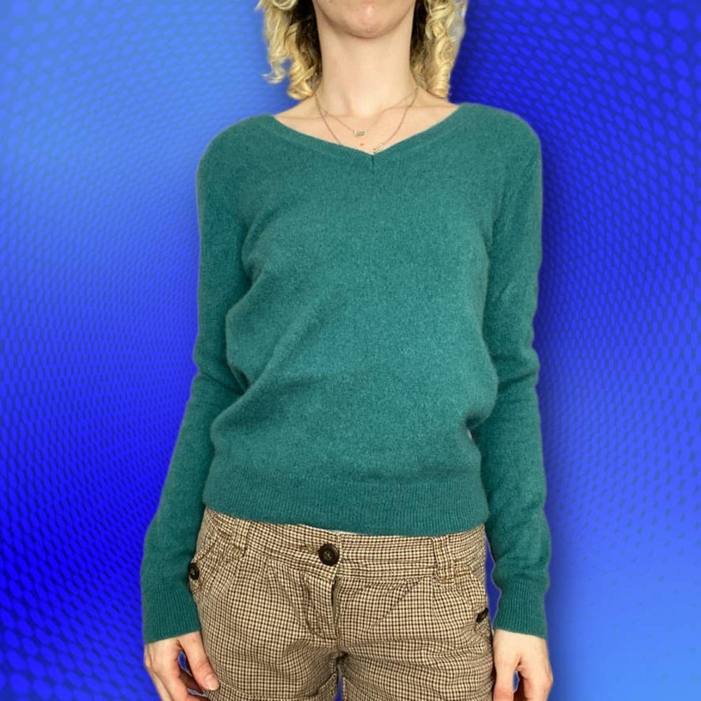 Cashmere v neck pullover sweater in teal, size M